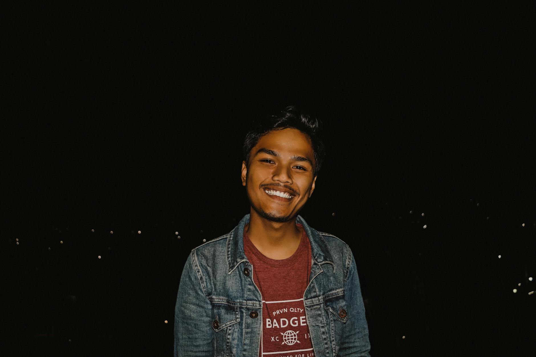Pemandangan menakjubkan Bukittinggi dengan Jam Gadang, latar gunung berapi, serta kebun teh hijau yang memukau.