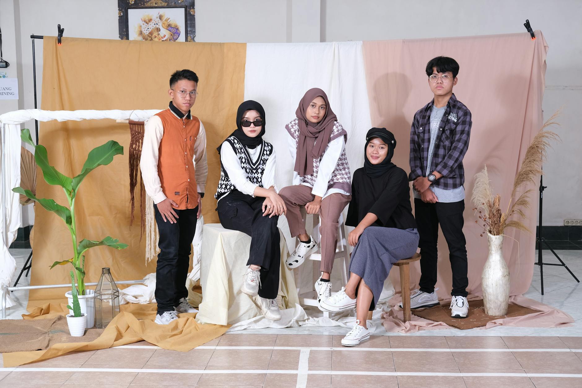 Orang menikmati gaya hidup sehat dengan bersepeda, makan buah, dan bekerja dari kafe modern