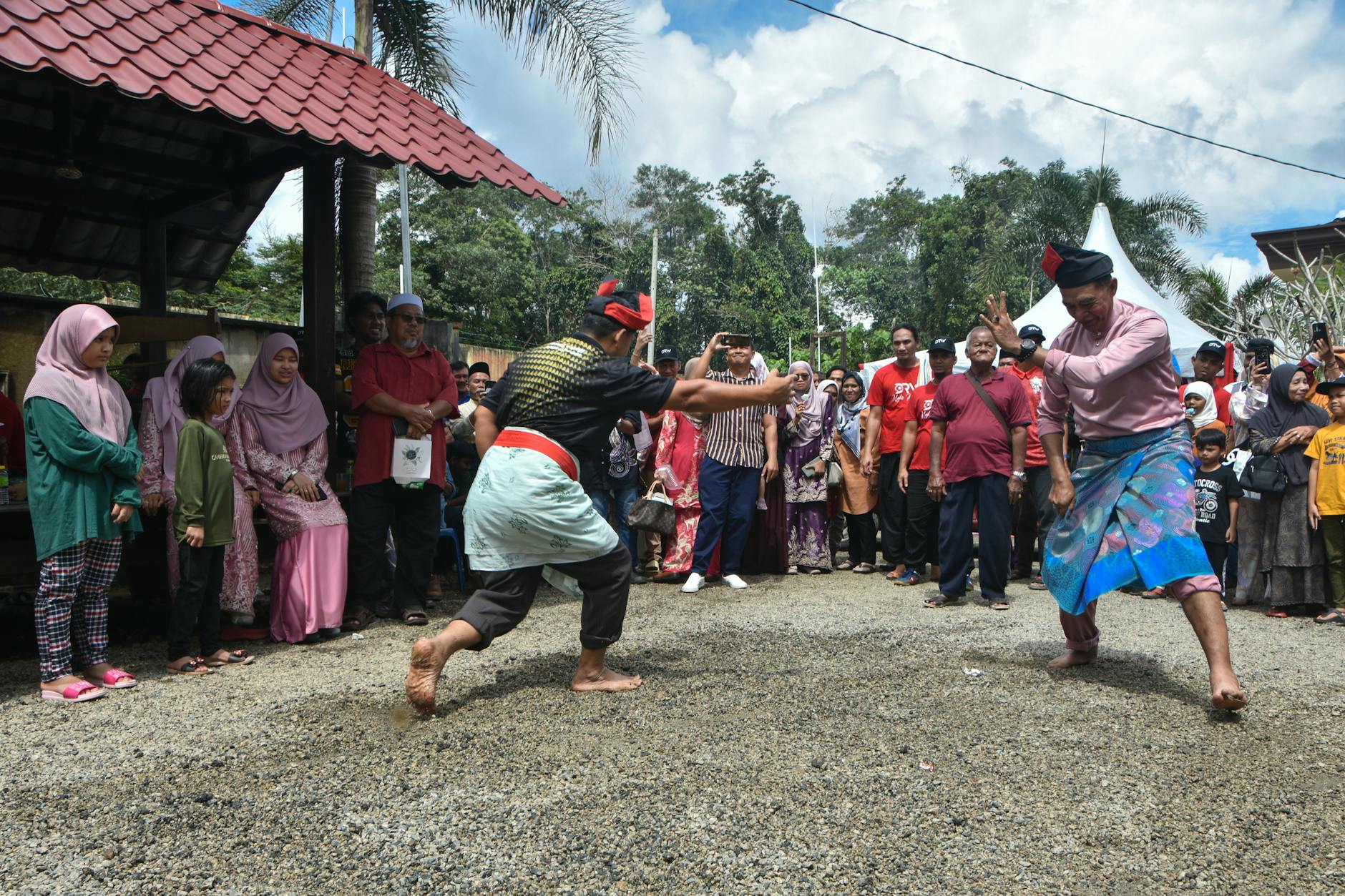 Pemandangan kota Payakumbuh dengan latar pegunungan dan pasar tradisional yang ramai.