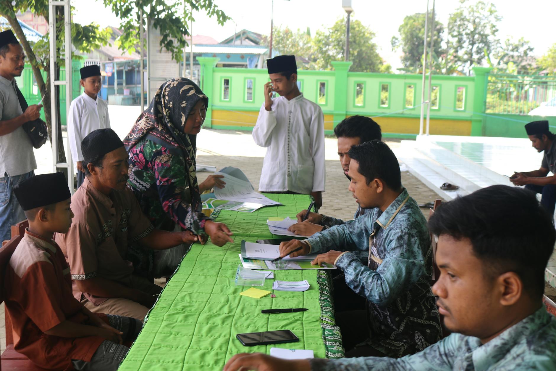 Pemandangan bersejarah Sawahlunto dengan bangunan tambang batu bara dan pegunungan hijau di latar