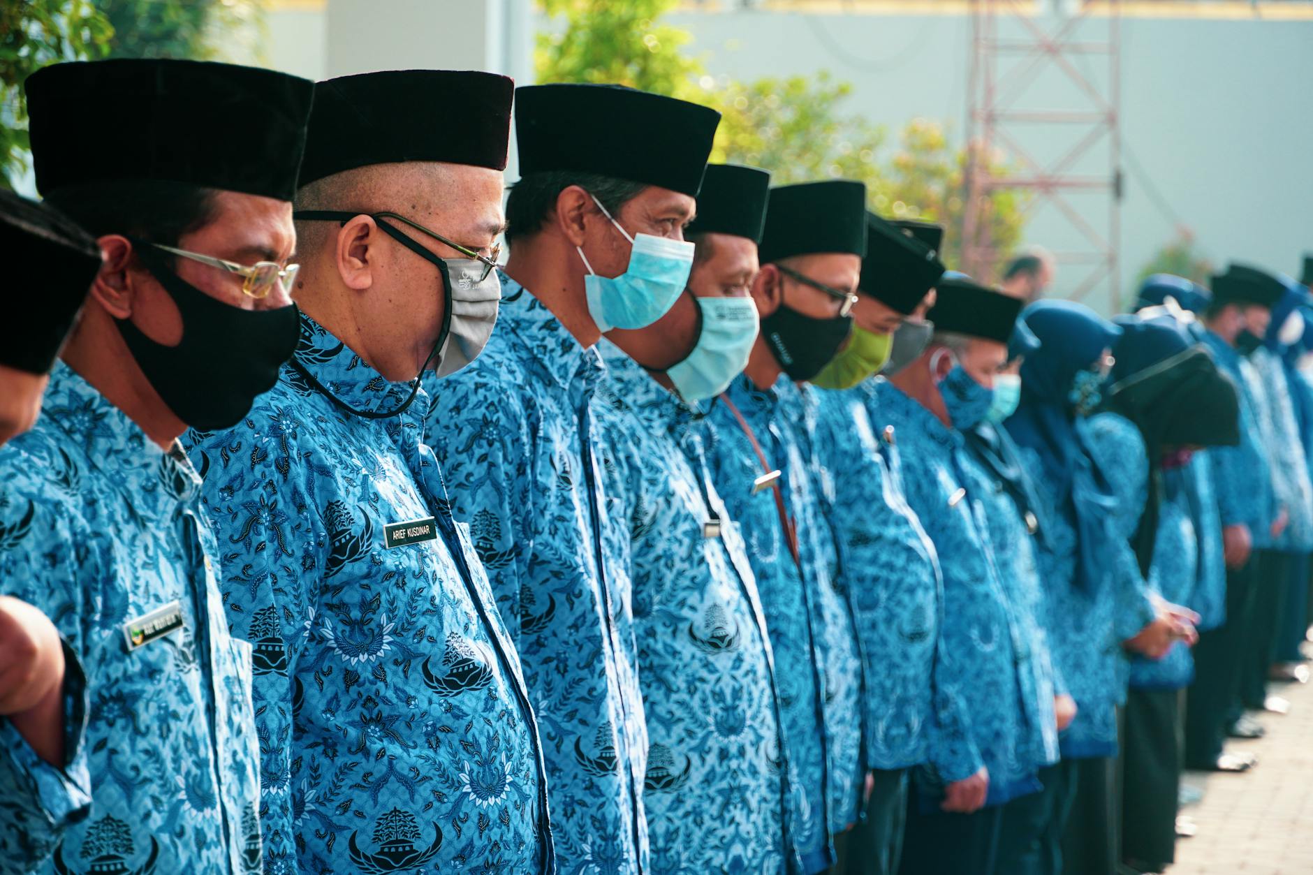 Ilustrasi modern menampilkan headline terkini dan simbol Indonesia dalam berita nasional