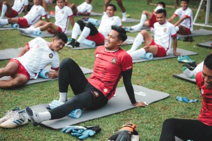 Orang berlari di taman pagi dengan pakaian olahraga, menampilkan kebugaran dan semangat berolahraga.