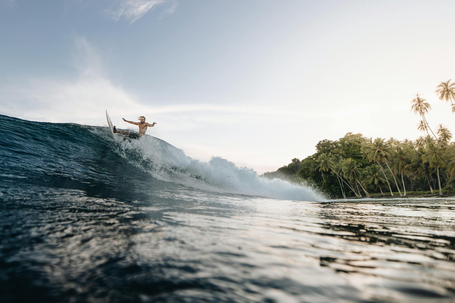 Pemandangan pantai pasir putih dan ombak tinggi di Kepulauan Mentawai, Indonesia