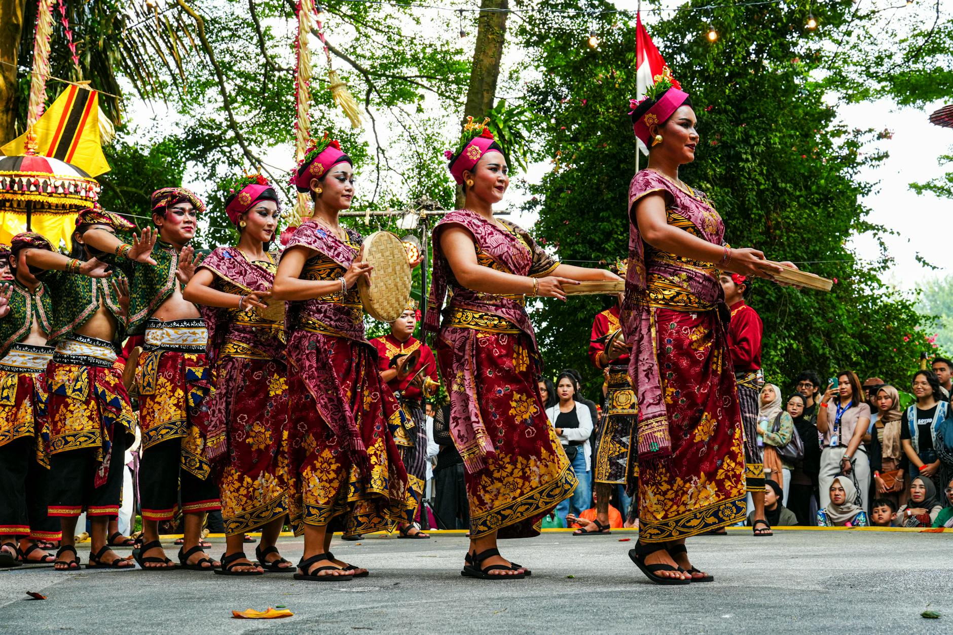 Lukisan warna‑warni menampilkan tarian tradisional, simbol warisan seni dan budaya Indonesia