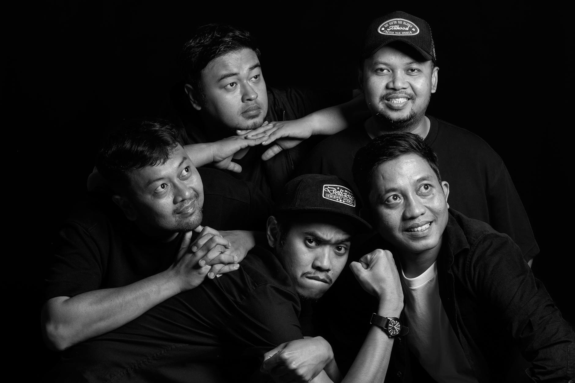 Warna-warni panggung konser menampilkan penampilan musik, tari, dan komedi yang menghibur penonton