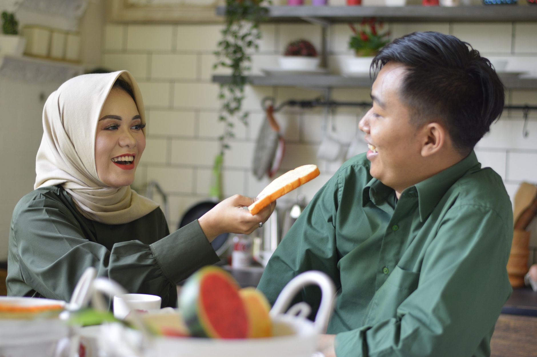 Gaya hidup sehat dengan aktivitas outdoor, makanan bergizi, dan kebiasaan positif untuk kesejahteraan sehari-hari