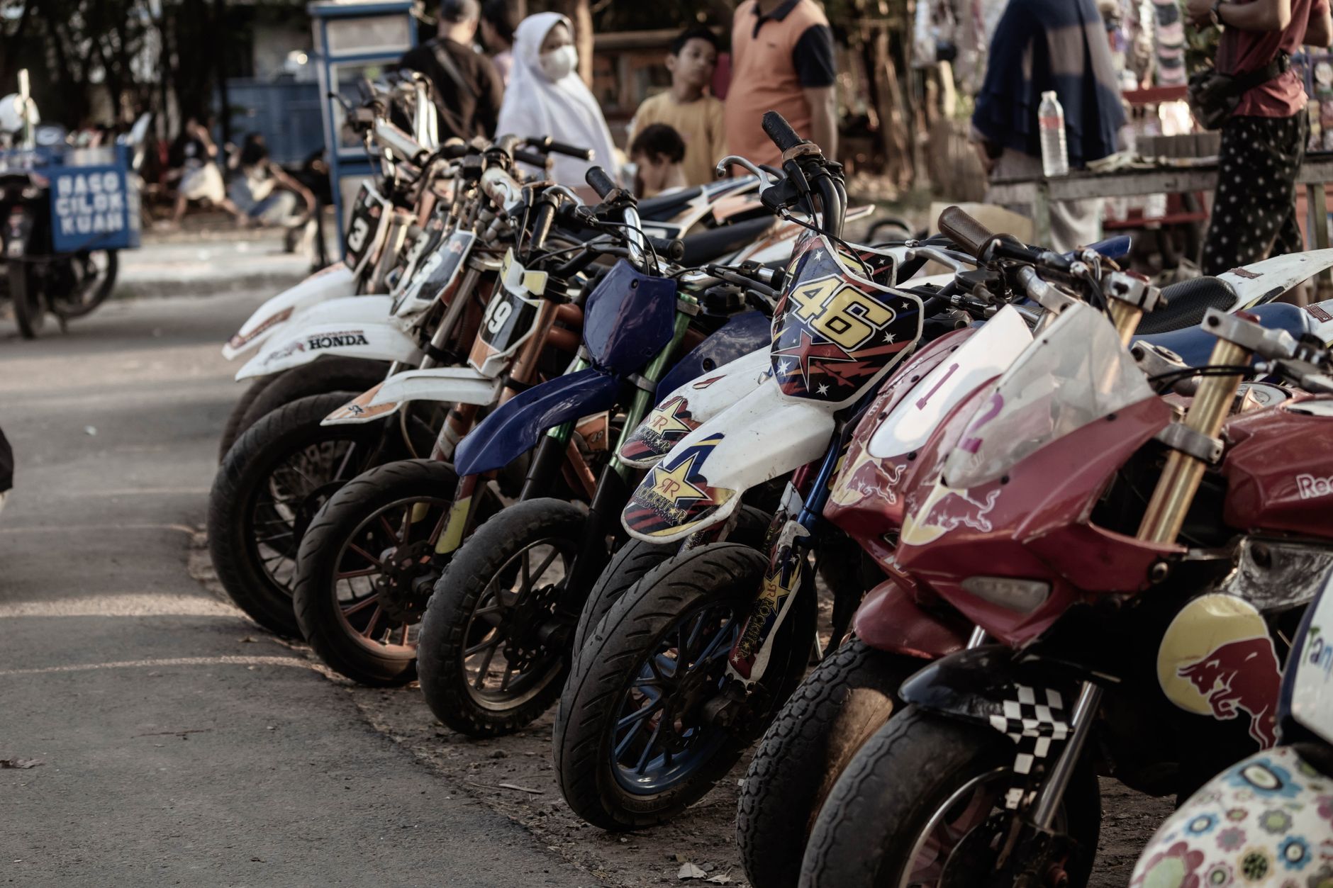 Mobil sport berwarna merah melaju di jalan raya dengan latar pegunungan, menonjolkan kecepatan dan desain aerodinamis