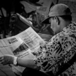 Gambar tajuk utama berita nasional menampilkan judul terkini, logo media, dan latar kota Indonesia
