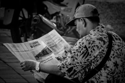 Gambar tajuk utama berita nasional menampilkan judul terkini, logo media, dan latar kota Indonesia