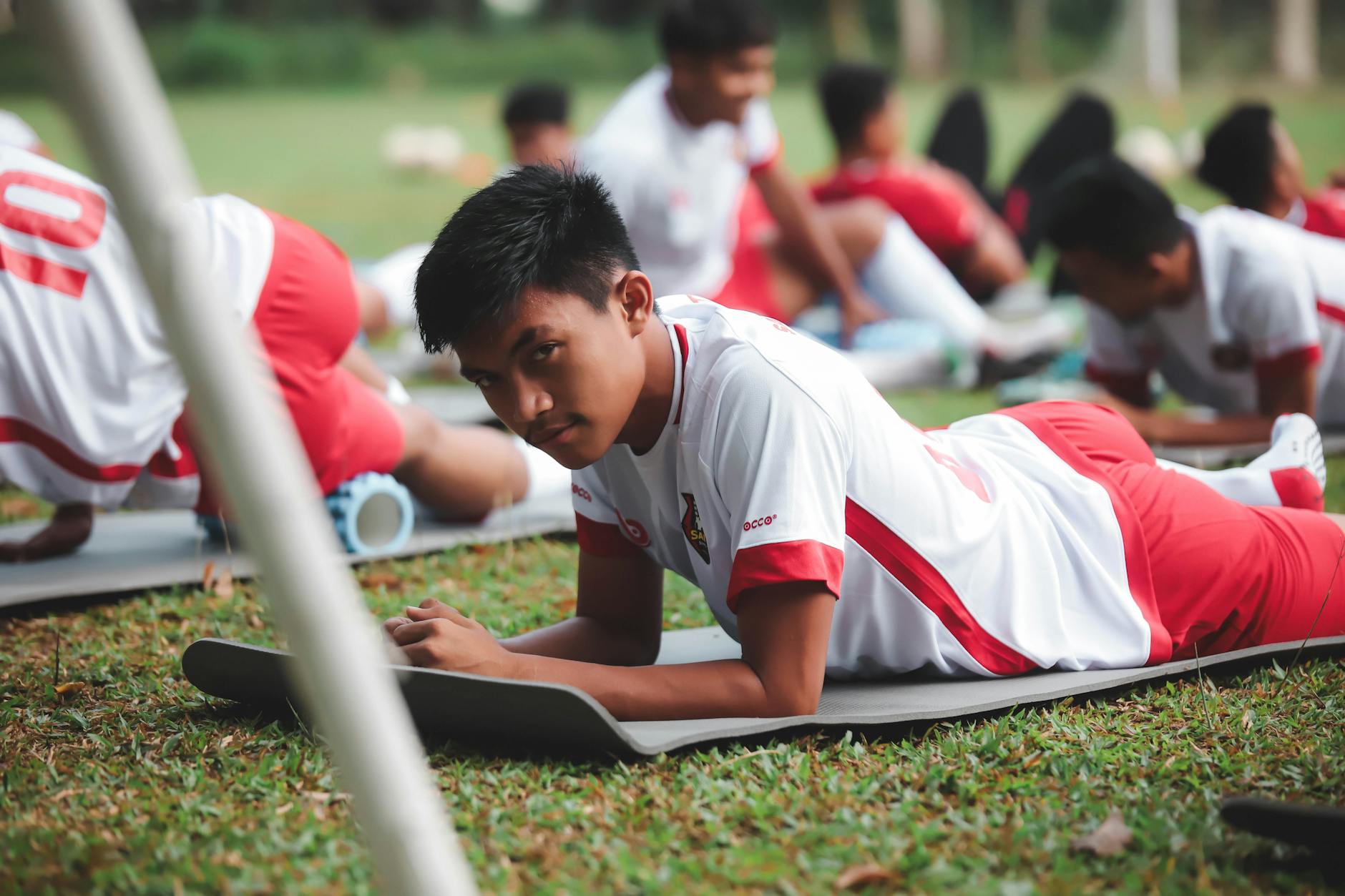 Orang berlari di trek pagi, menampilkan semangat dan kebugaran dalam aktivitas olahraga outdoor