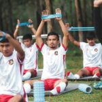 Orang berlari di taman pagi, menampilkan semangat kebugaran dan gaya hidup sehat