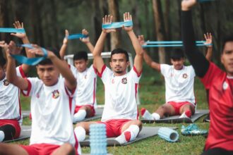 Orang berlari di taman saat matahari terbit, menampilkan semangat olahraga pagi yang sehat