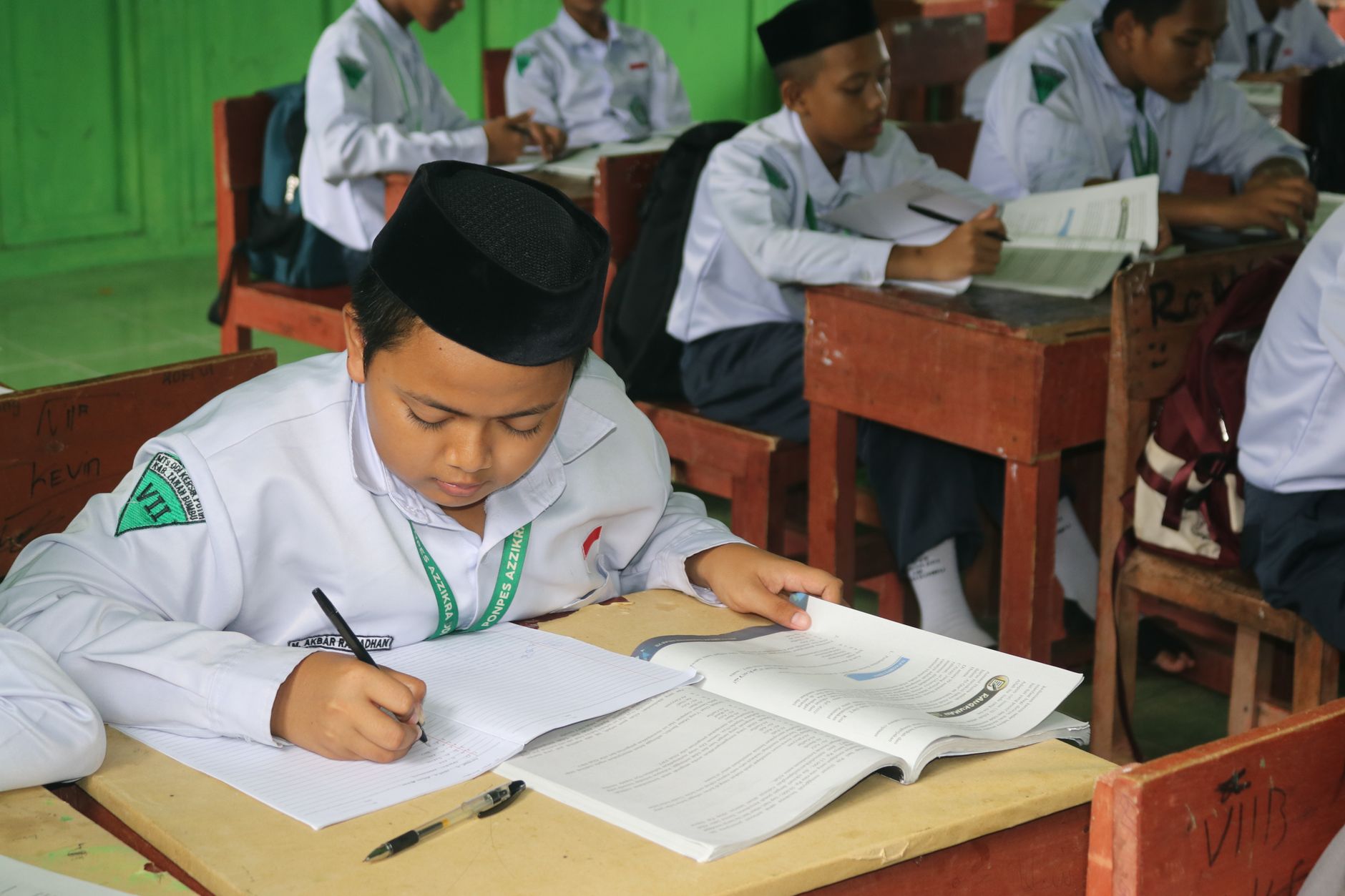 Guru memandu siswa mengerjakan proyek sains, contoh inovasi dalam pendidikan abad 21