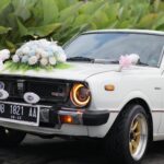 Mobil sport berkecepatan tinggi melaju di jalan raya, menampilkan desain aerodinamis dan teknologi otomotif modern