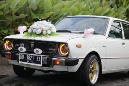 Mobil sport berkecepatan tinggi melaju di jalan raya, menampilkan desain aerodinamis dan teknologi otomotif modern