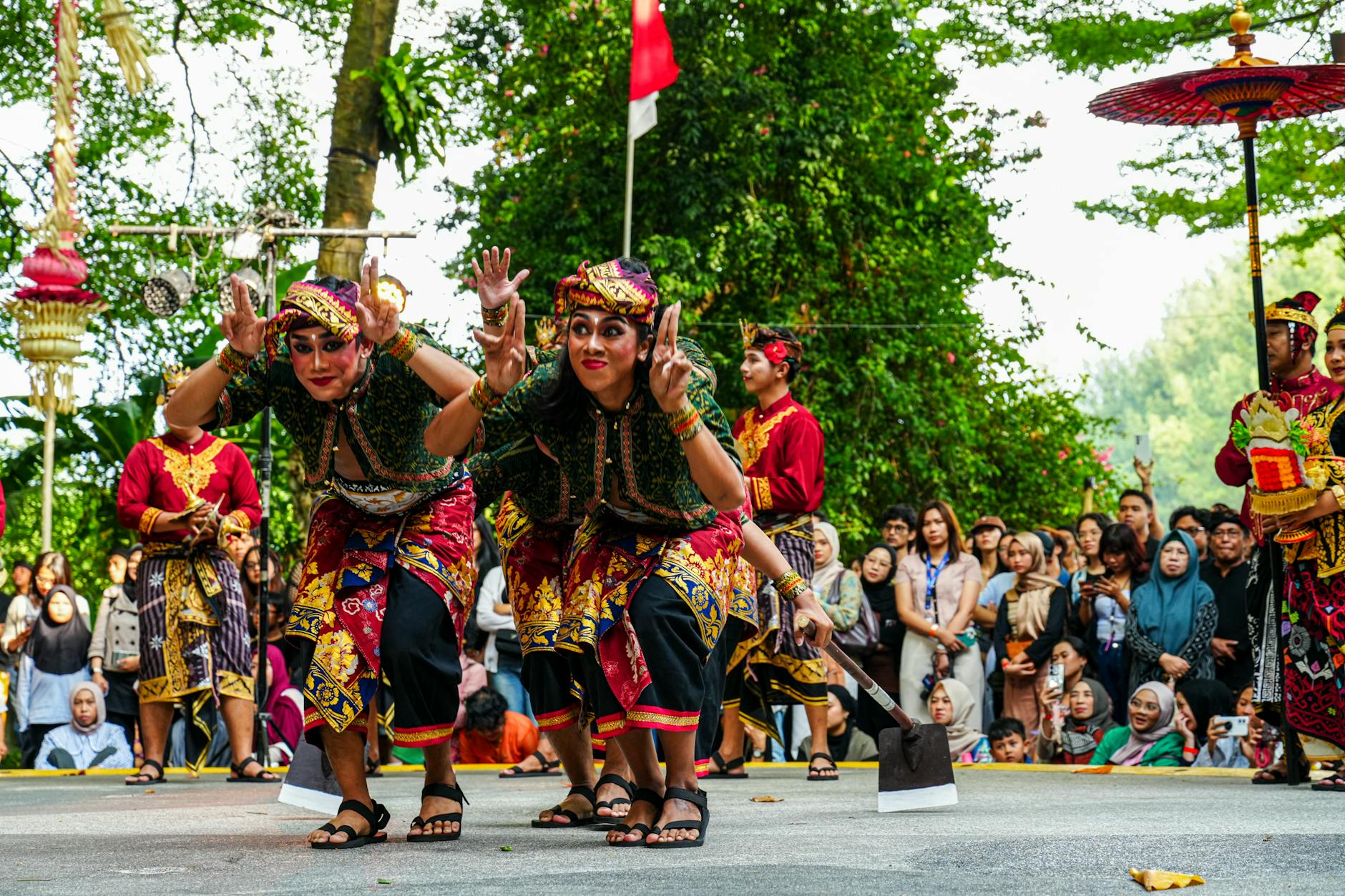 Lukisan warna-warni menampilkan tarian tradisional dan simbol budaya Indonesia