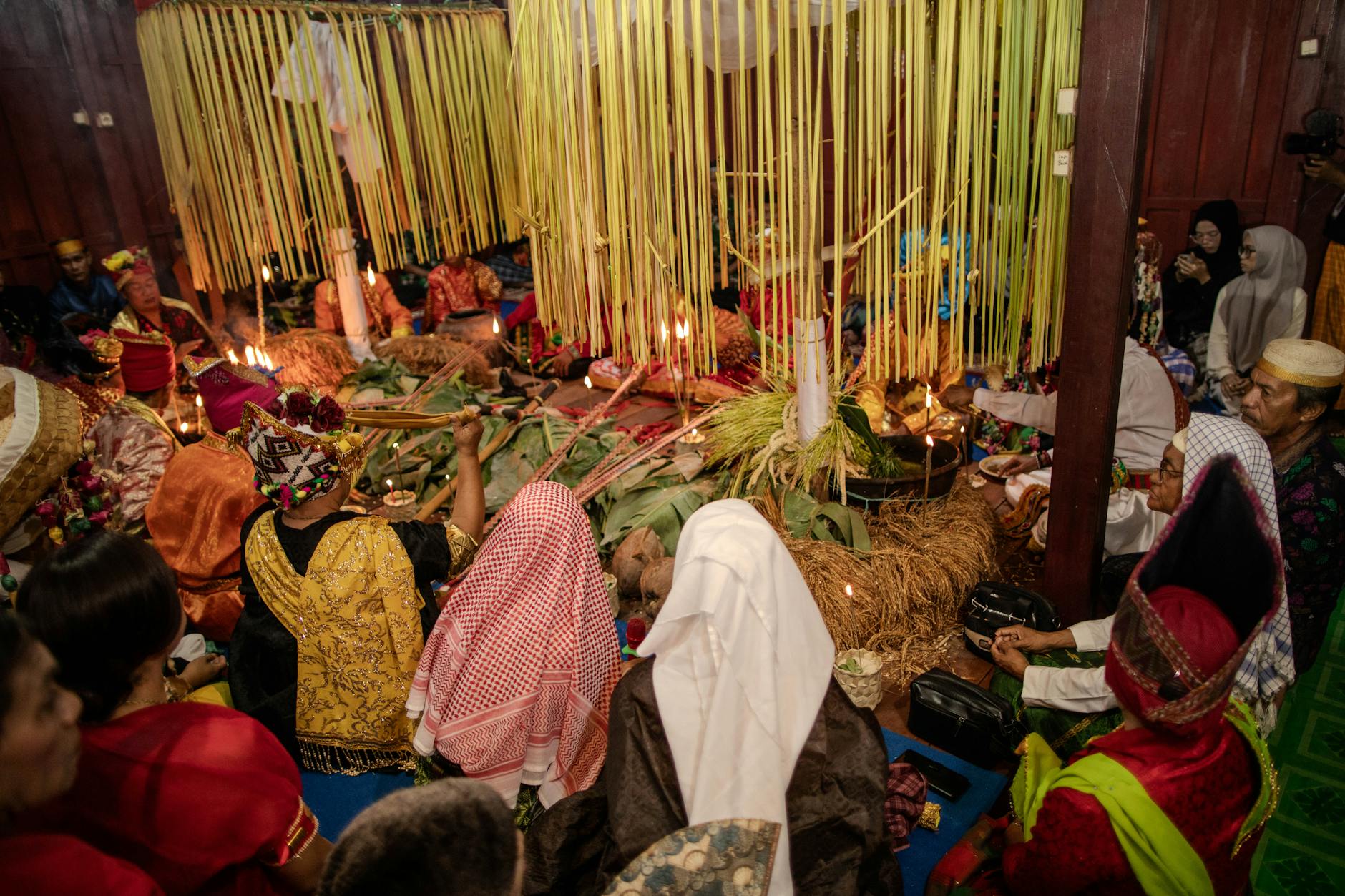 Pemandangan hijau perkebunan kopi di Solok Selatan, Sumatra Barat, menampilkan pegunungan dan sawah bertingkat.