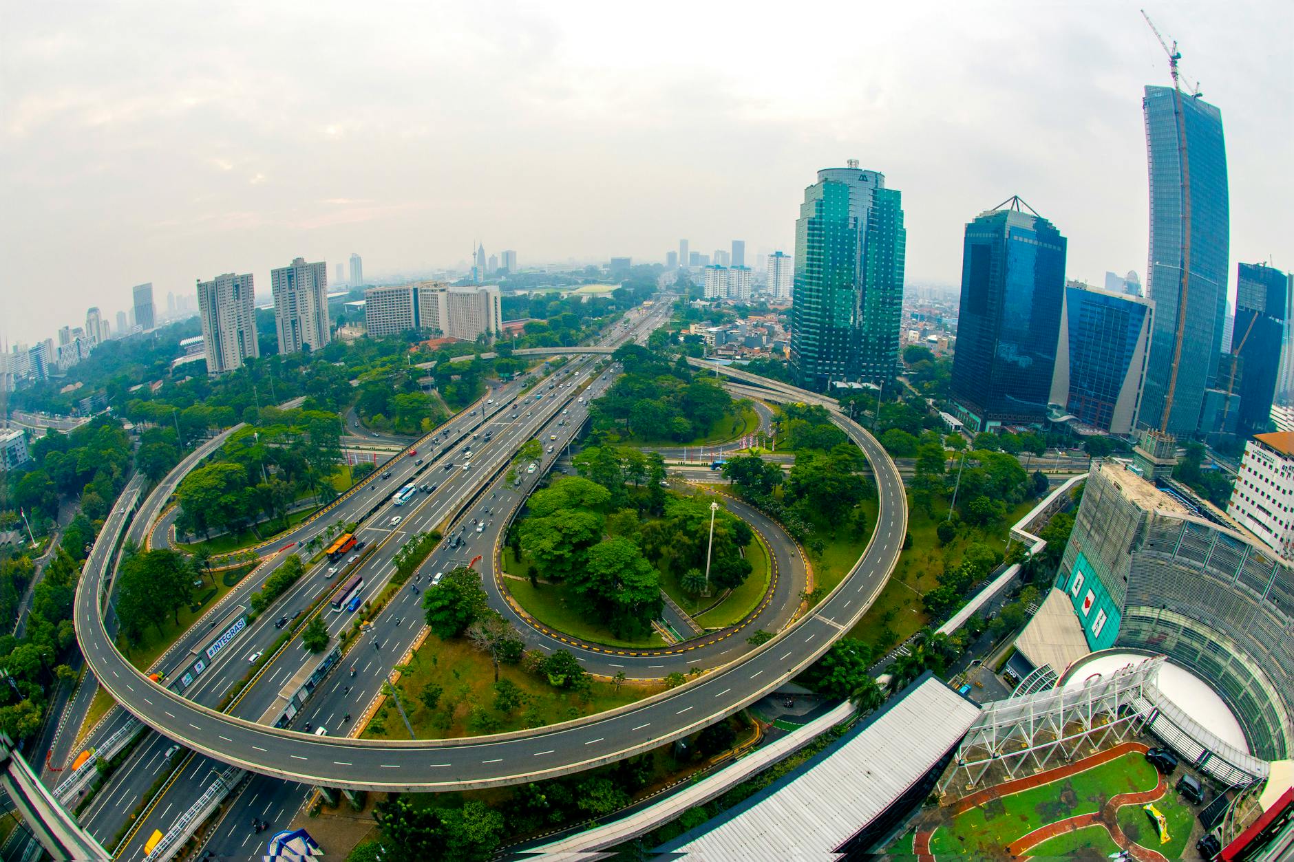 Petugas Aparatur Sipil Negara sedang melayani publik di kantor pemerintahan