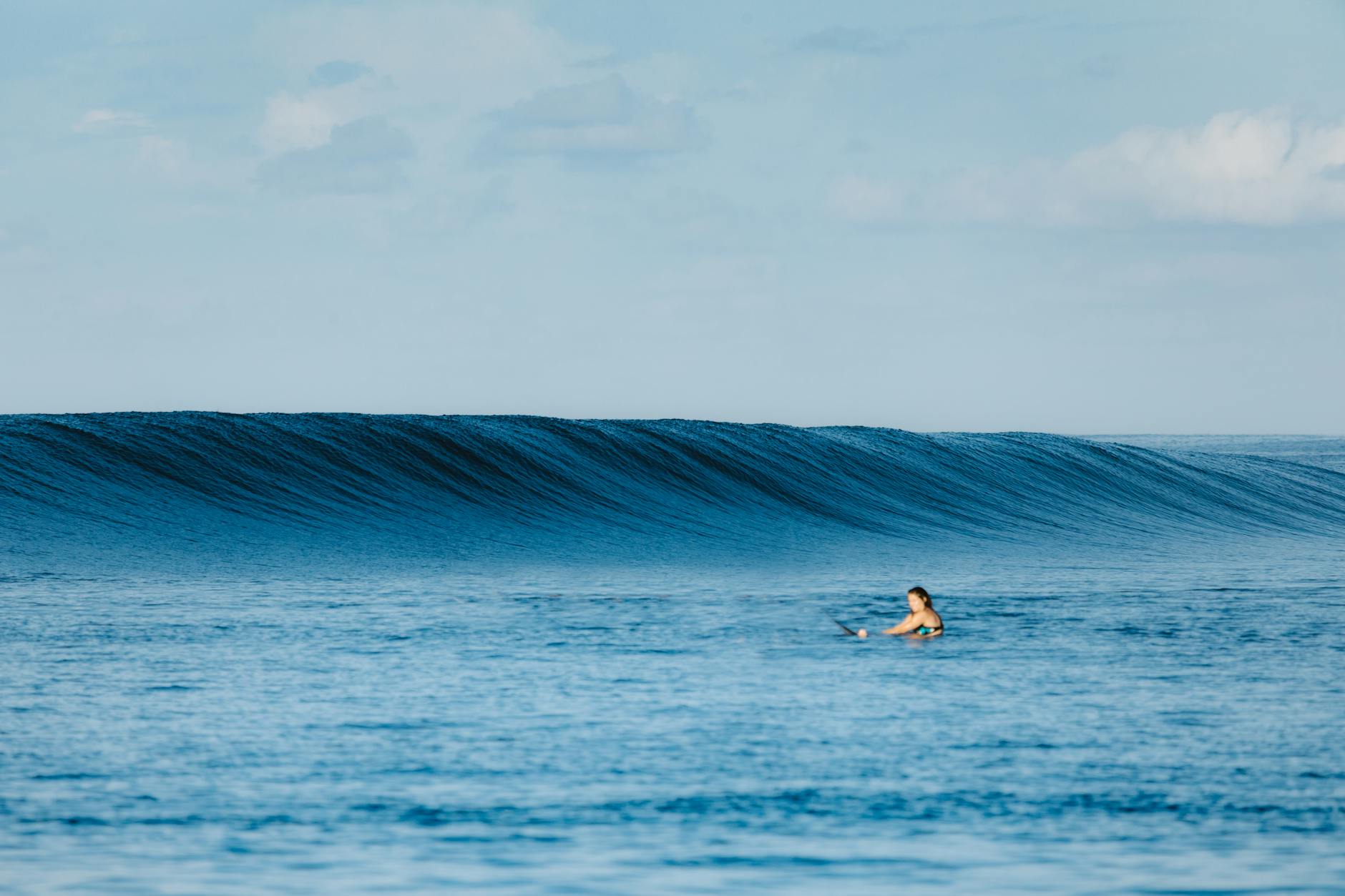 Pantai pasir putih dan ombak tinggi di Pulau Mentawai, destinasi surga selancar Indonesia.