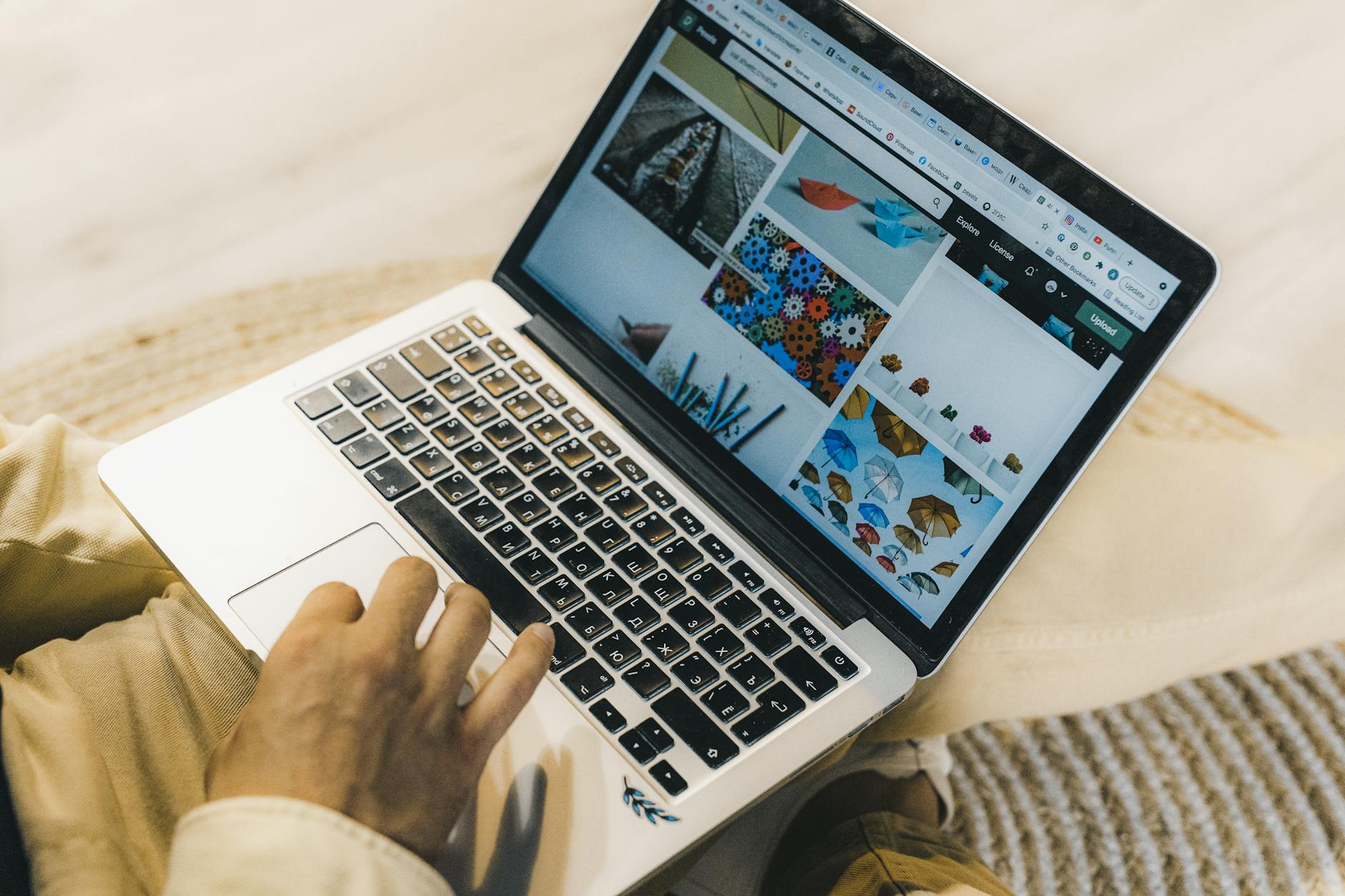 Pekerja lepas mengatur laptop di kafe, menandakan fleksibilitas kerja remote