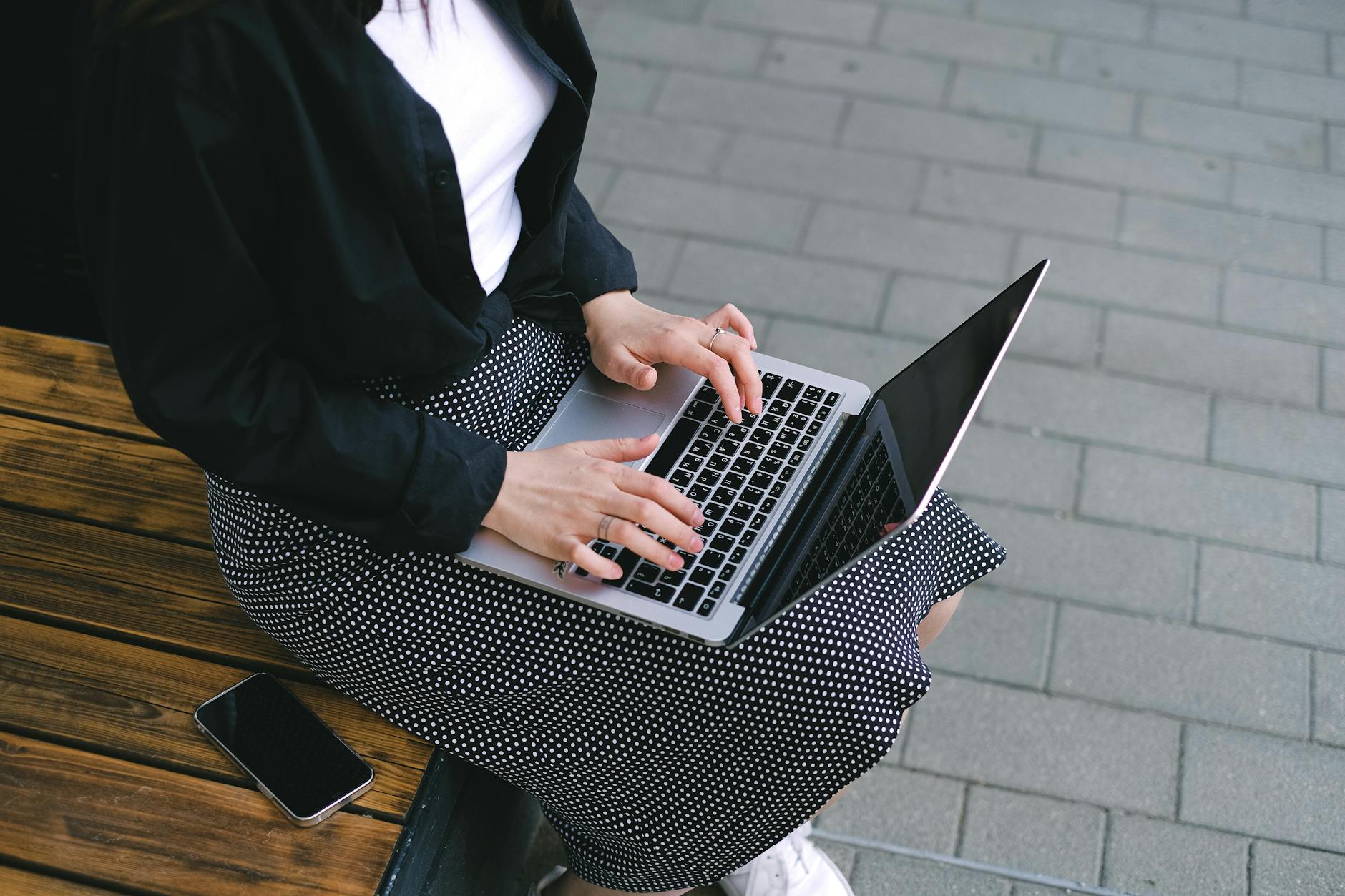 Pekerja lepas mengatur laptop di kafe, simbol kebebasan dan kreativitas freelance