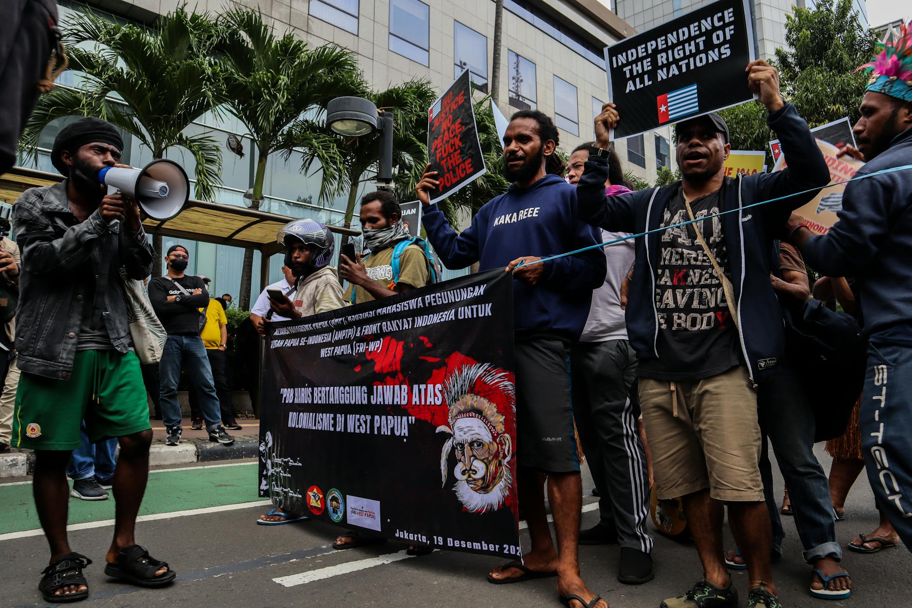 Gambar peta dunia dengan ikon berita menyoroti peristiwa global terkini
