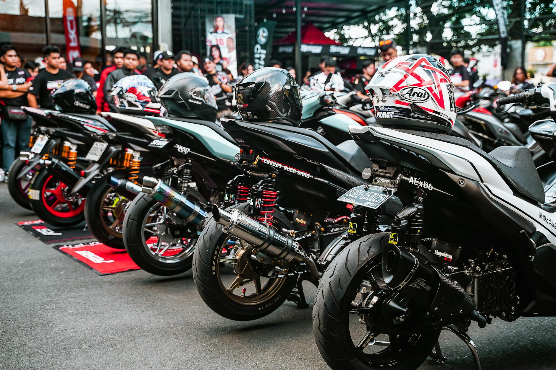Mobil sport merah melaju cepat di jalan kota, menampilkan desain aerodinamis dan kecepatan tinggi.