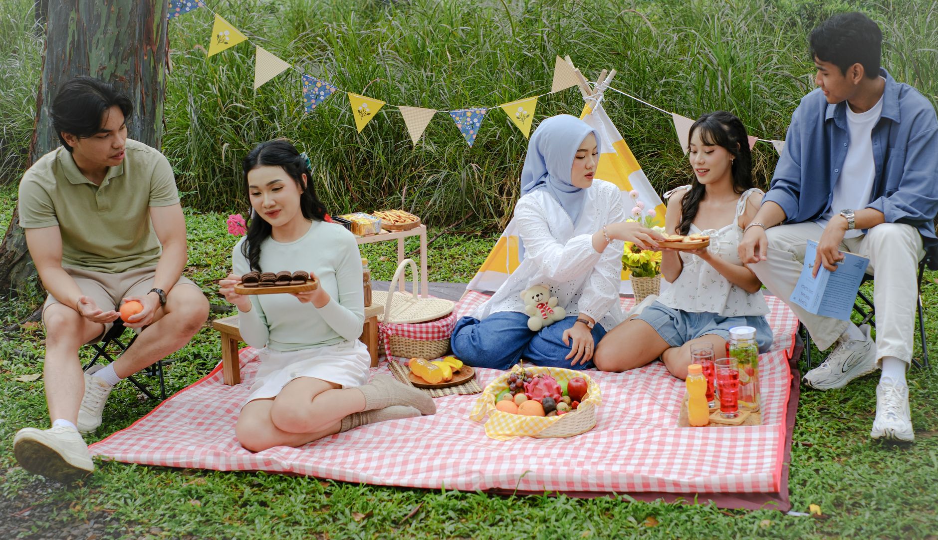 Gambar yang menampilkan gaya hidup sehat dengan olahraga, makanan bergizi, dan senyum bahagia.