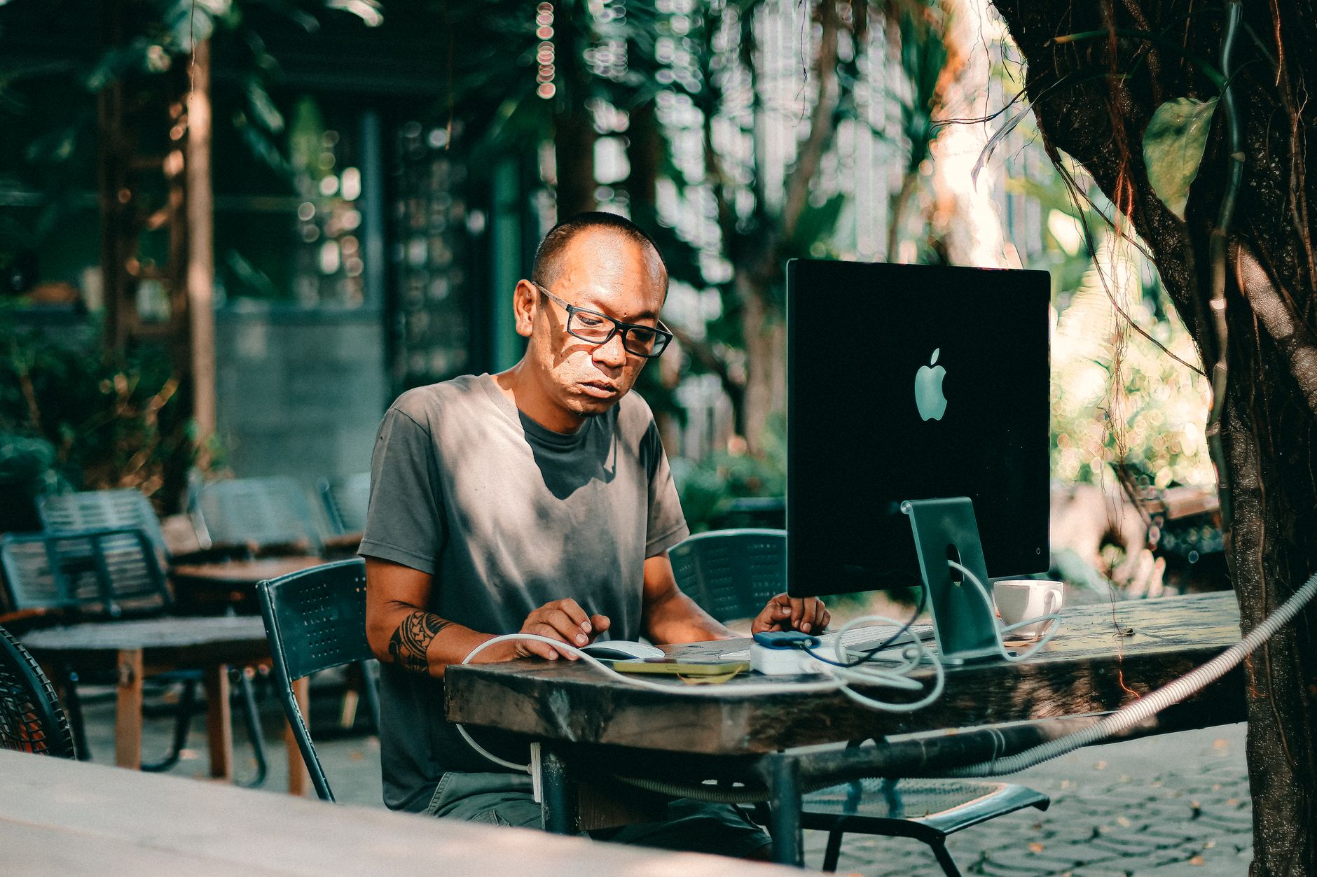 Ilustrasi pekerja lepas di laptop, menikmati kebebasan kerja dari mana saja