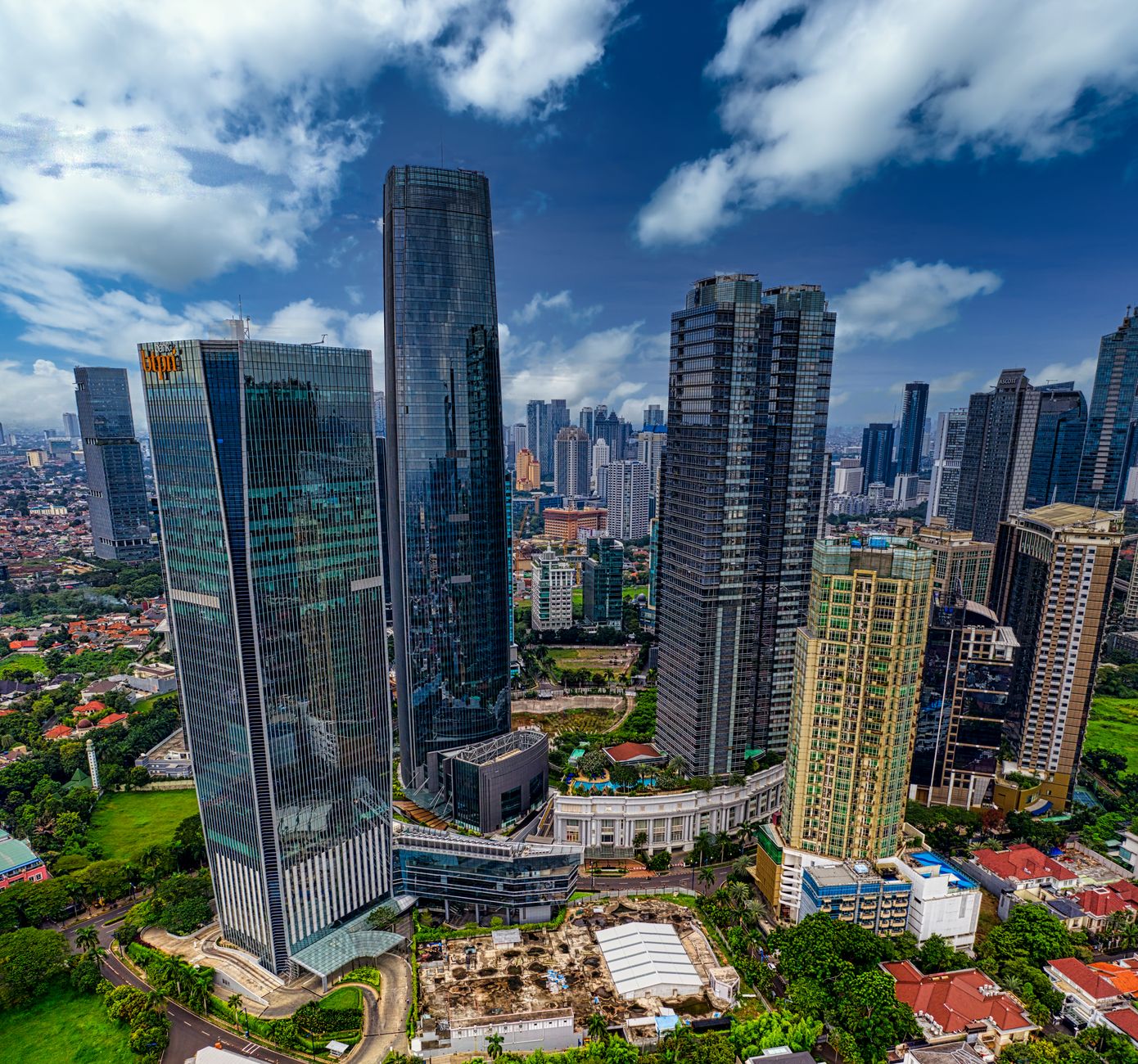 Grafik pertumbuhan ekonomi dan tren bisnis Indonesia 2023 menampilkan data investasi dan penjualan