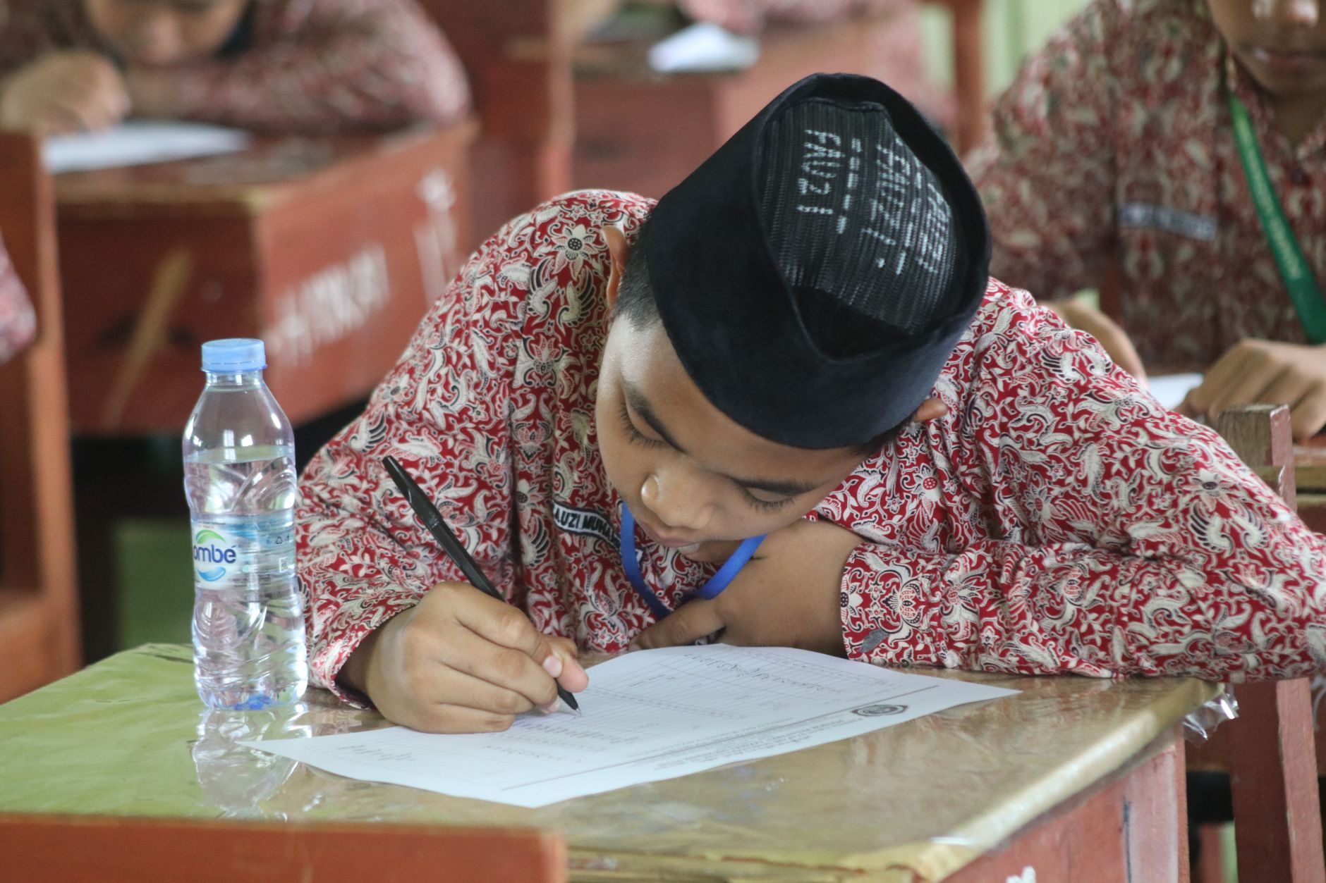 Siswa belajar di kelas modern dengan teknologi digital, mencerminkan inovasi dalam pendidikan masa kini