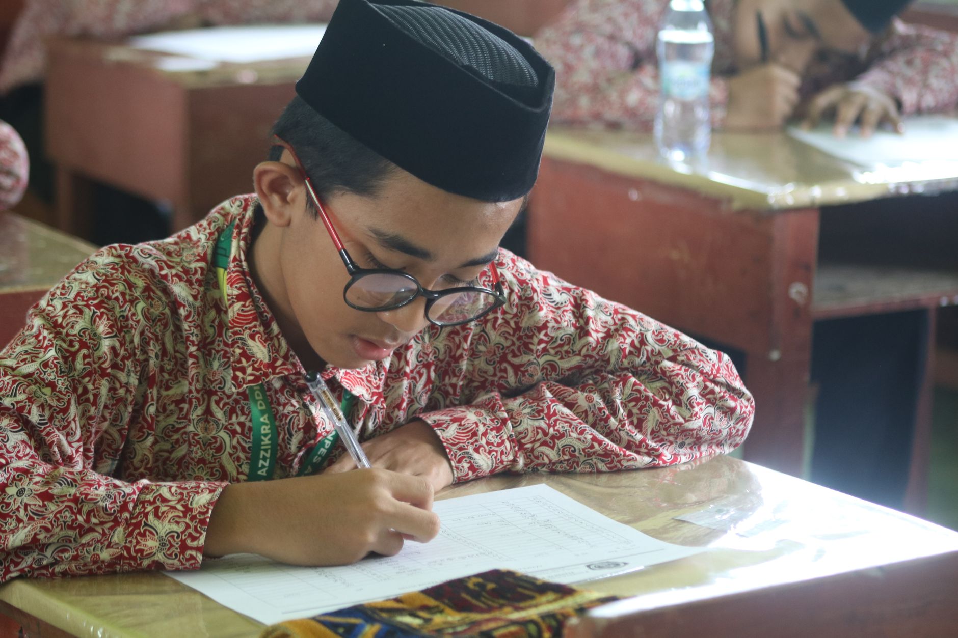 Siswa bersemangat belajar di kelas modern dengan laptop dan papan tulis digital